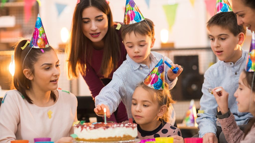 How Digital Cards Enhance Birthday Celebrations Across Distances