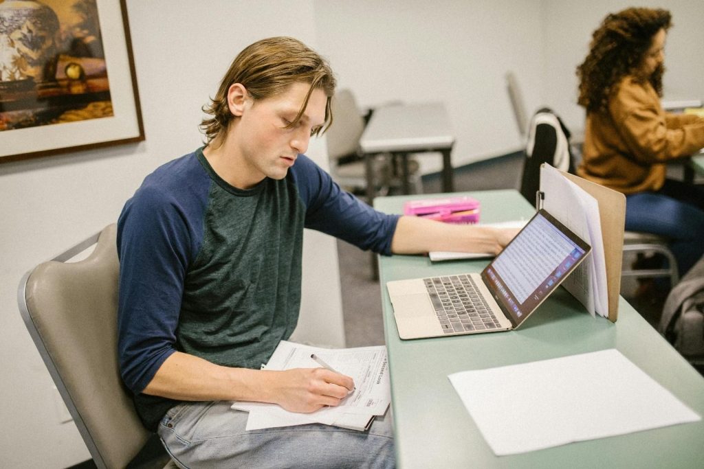 Navigating the Cost of College: 10 Smart Ways to Fund Your Education